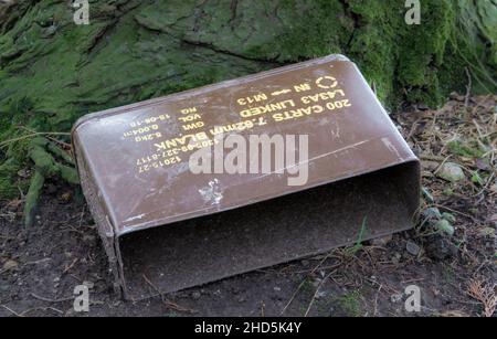 Jeté armée britannique vide 200 x 7,62mm balles blanches conteneur à balles en métal Banque D'Images