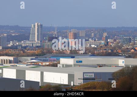 Vue sur le centre-ville de Leeds depuis une zone industrielle de Cross Green Banque D'Images