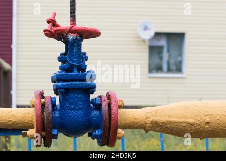 Vanne à bride de gaz avec tuyau en nature. Banque D'Images