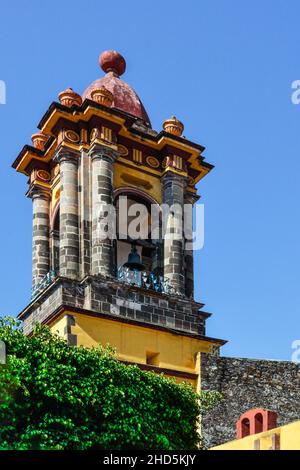 Clocher orné de l'église Immaculée conception, construit entre 1755 et 1842 avec un ciel bleu massif à San Miguel de Allende, Mexique Banque D'Images