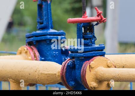 Vanne à bride de gaz avec tuyau en nature. Banque D'Images