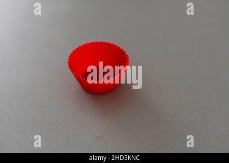 Moule à gâteau en silicone rouge sur une table Banque D'Images
