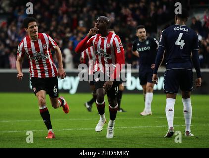 BRENTFORD, ANGLETERRE - 02 JANVIER : Yoane Wissa fête ses célébrations après avoir obtenu le score d'égaliseur Brentfords lors du match de la Premier League entre Brentford et Aston Villa au stade communautaire de Brentford, le 2 janvier 2022 à Brentford, en Angleterre.(Photo de Ben Peters/MB Media) Banque D'Images