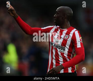 BRENTFORD, ANGLETERRE - 02 JANVIER : Yoane Wissa fête ses célébrations après avoir obtenu le score d'égaliseur Brentfords lors du match de la Premier League entre Brentford et Aston Villa au stade communautaire de Brentford, le 2 janvier 2022 à Brentford, en Angleterre.(Photo de Ben Peters/MB Media) Banque D'Images