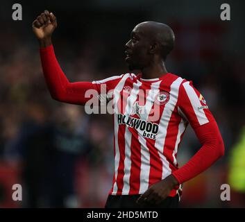 BRENTFORD, ANGLETERRE - 02 JANVIER : Yoane Wissa fête ses célébrations après avoir obtenu le score d'égaliseur Brentfords lors du match de la Premier League entre Brentford et Aston Villa au stade communautaire de Brentford, le 2 janvier 2022 à Brentford, en Angleterre.(Photo de Ben Peters/MB Media) Banque D'Images