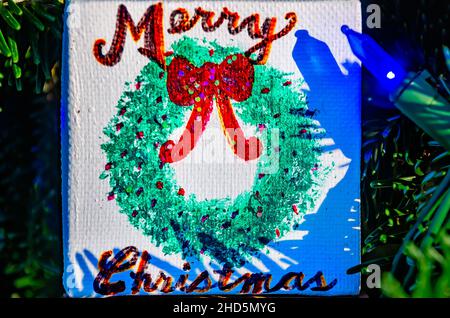Un ornement de Noël fait maison est suspendu sur un arbre de Noël, le 24 décembre 2021, à Dauphin Island, Alabama. Banque D'Images