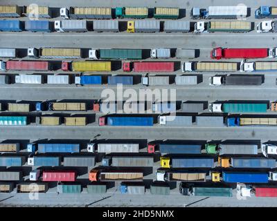 Terminaux de grain de la mer moderne port commercial.De nombreux camions attendent en file d'attente pour le déchargement dans le port portuaire, vue de dessus depuis le quadricoptère. Banque D'Images