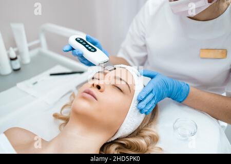 Belle femme recevant l'échographie cavitation peeling facial.Cosmétologie et soin du visage Banque D'Images