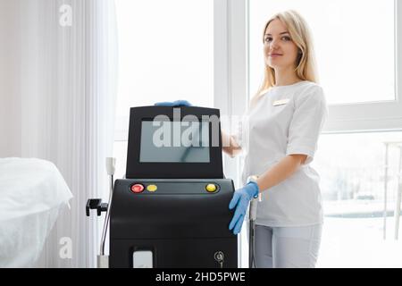 Portrait d'une belle femme maître de l'enlèvement de cheveux laser dans un salon de beauté Banque D'Images