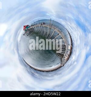 La mini-planète de la jetée de Huntington Beach en Californie offre une vue globale d'un site emblématique. Banque D'Images