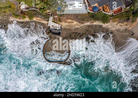 Vue aérienne de Victoria Beach avec la célèbre Pirate's Tower, une région du comté d'Orange en Californie pour les riches et les riches, montre l'écrasant wav Banque D'Images