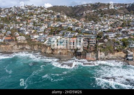 Vue sur la côte d'une riche communauté de Laguna Beach, Californie, montre les vues spectaculaires depuis la falaise et les eaux rugueuses en contrebas. Banque D'Images