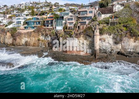 Vue aérienne de Victoria Beach avec la célèbre Pirate's Tower, une région du comté d'Orange en Californie pour les riches et les riches, montre l'écrasant wav Banque D'Images