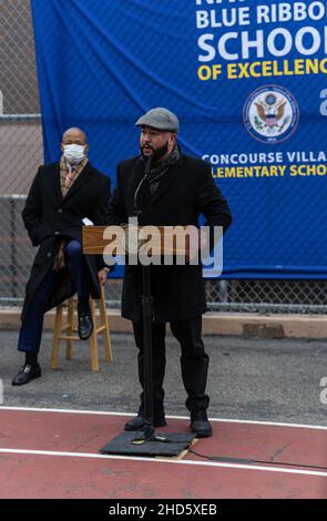 Bronx, États-Unis.03rd janvier 2022.Rafael Salamanca, membre du Conseil de New York, se joint au maire de New York, Eric Adams, au chancelier de l'école, David Banks, et à d'autres responsables locaux, qui ont accueilli les élèves à la Concourse Village Elementary School, dans le Bronx.Eric Adams a également informé les médias des mandats de Covid-19 pour toutes les écoles municipales.(Photo de Steve Sanchez/Pacific Press) Credit: Pacific Press Media production Corp./Alay Live News Banque D'Images