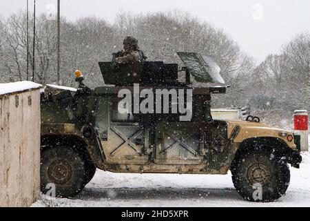 Hohenfels, Bayern, Allemagne.8th décembre 2021.Bravant la neige et les températures glaciales, des soldats des affaires civiles de la Réserve de l'armée américaine de la Compagnie D, 411th du Bataillon des affaires civiles, ont appuyé l'équipe de combat de la Brigade blindée 1st, 1st de la Division d'infanterie, au cours de l'exercice combiné Resolve XVI de décembre 2021 au joint multinational Readiness Centre.Crédit: Armée américaine/ZUMA Press Wire Service/ZUMAPRESS.com/Alamy Live News Banque D'Images