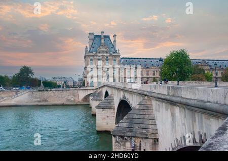 PARIS, FRANCE - 03 octobre 2013 : vue sur le célèbre musée du Louvre depuis la Seine au coucher du soleil. Banque D'Images