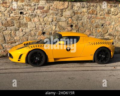 Voiture électrique Tesla Roadster garée à Cannes, France, 3 janvier 2022 Banque D'Images