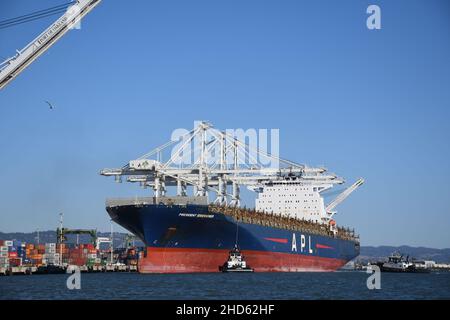 Remorqueurs quai conteneur navire APL Président Eisenhower, Port d'Oakland.Fret commercial et navires à conteneurs dans la baie de San Francisco, Californie Banque D'Images