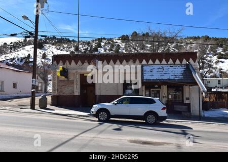 La rue principale historique d'Austin, Nevada, à midi par temps clair fin février.La vieille ville minière de l'argent est décrite comme une « ville fantôme vivante ». Banque D'Images