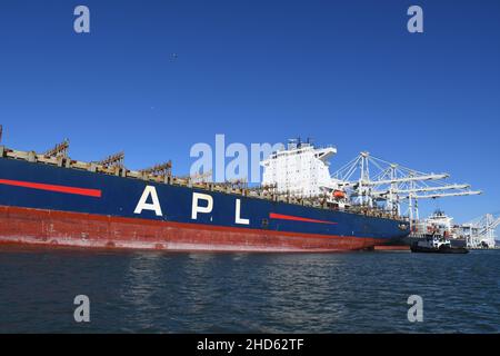 Remorqueurs quai conteneur navire APL Président Eisenhower, Port d'Oakland.Fret commercial et navires à conteneurs dans la baie de San Francisco, Californie Banque D'Images