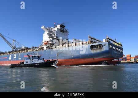 Remorqueurs quai conteneur navire APL Président Eisenhower, Port d'Oakland.Fret commercial et navires à conteneurs dans la baie de San Francisco, Californie Banque D'Images