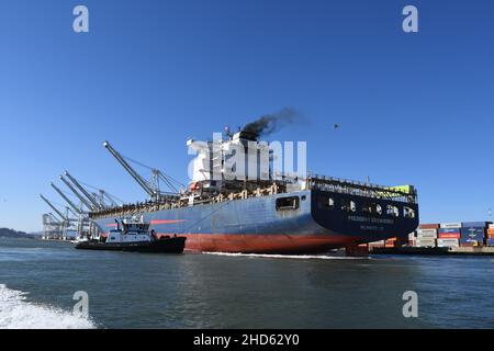 Remorqueurs quai conteneur navire APL Président Eisenhower, Port d'Oakland.Fret commercial et navires à conteneurs dans la baie de San Francisco, Californie Banque D'Images