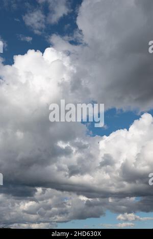 Image spectaculaire ciel bleu d'été parfait fond de ciel nuageux.Cumulus nuages lors d'une journée d'été au-dessus de la nature sauvage de Adirondack Mountain, États-Unis. Banque D'Images