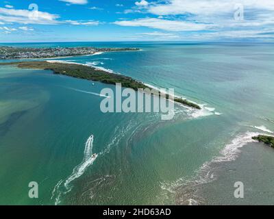 L'île Bribie se divise en deux par une énorme marée de roi en combinaison avec l'ex-cyclone tropical Seth.Caloundra, Queensland, Australie Banque D'Images