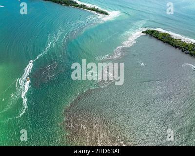 L'île Bribie se divise en deux par une énorme marée de roi en combinaison avec l'ex-cyclone tropical Seth.Caloundra, Queensland, Australie Banque D'Images