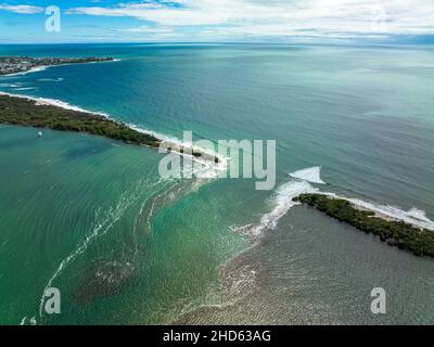 L'île Bribie se divise en deux par une énorme marée de roi en combinaison avec l'ex-cyclone tropical Seth.Caloundra, Queensland, Australie Banque D'Images