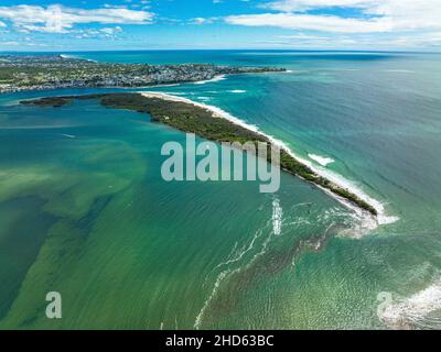 Image aérienne de l'île Bribie divisée en deux par une immense marée de roi en combinaison avec l'ex-cyclone tropical Seth.Caloundra, Queensland, Australie Banque D'Images