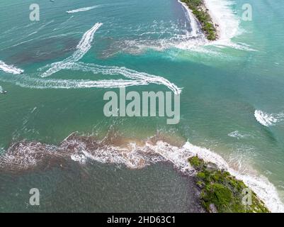 L'île Bribie se divise en deux par une énorme marée de roi en combinaison avec l'ex-cyclone tropical Seth.Caloundra, Queensland, Australie Banque D'Images