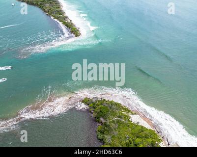 L'île Bribie se divise en deux par une énorme marée de roi en combinaison avec l'ex-cyclone tropical Seth.Caloundra, Queensland, Australie Banque D'Images