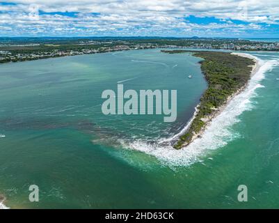 L'île Bribie se divise en deux par une énorme marée de roi en combinaison avec l'ex-cyclone tropical Seth.Caloundra, Queensland, Australie Banque D'Images