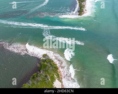 L'île Bribie se divise en deux par une énorme marée de roi en combinaison avec l'ex-cyclone tropical Seth.Caloundra, Queensland, Australie Banque D'Images