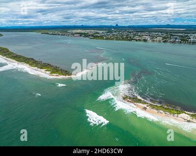 Vue aérienne de l'île Bribie divisée en deux par une immense marée haute en combinaison avec l'ex-cyclone tropical Seth.Caloundra, Queensland, Australie Banque D'Images