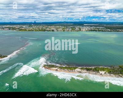 L'île Bribie se divise en deux par une énorme marée de roi en combinaison avec l'ex-cyclone tropical Seth.Caloundra, Queensland, Australie Banque D'Images