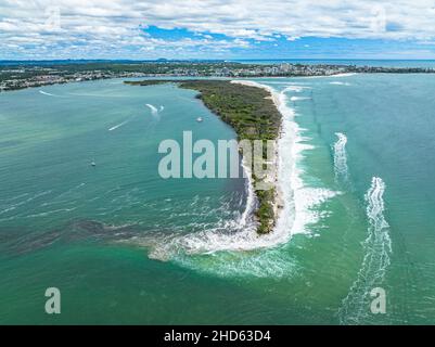 L'île Bribie se divise en deux par une énorme marée de roi en combinaison avec l'ex-cyclone tropical Seth.Caloundra, Queensland, Australie Banque D'Images