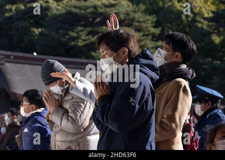 Tokyo, Japon.03rd janvier 2022.Les adorateurs prient pendant Hatsum?de au sanctuaire Meiji Jingu à Shibuya.Hatsum?de est la tradition japonaise de visiter un sanctuaire ou un temple pour la première fois dans le nouvel an.À cette occasion, les gens prient pour la bonne fortune et la santé dans l'année à venir.Crédit : SOPA Images Limited/Alamy Live News Banque D'Images