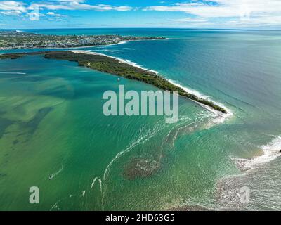 L'île Bribie se divise en deux par une énorme marée de roi en combinaison avec l'ex-cyclone tropical Seth.Caloundra, Queensland, Australie Banque D'Images