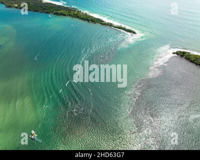 L'île Bribie se divise en deux par une énorme marée de roi en combinaison avec l'ex-cyclone tropical Seth.Caloundra, Queensland, Australie Banque D'Images