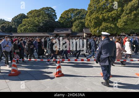 Tokyo, Japon.03rd janvier 2022.Un policier surveille la foule de visiteurs pendant Hatsum?de au sanctuaire Meiji Jingu à Shibuya.Hatsum?de est la tradition japonaise de visiter un sanctuaire ou un temple pour la première fois dans le nouvel an.À cette occasion, les gens prient pour la bonne fortune et la santé dans l'année à venir.(Photo de Stanislav Kogiku/SOPA Images/Sipa USA) crédit: SIPA USA/Alay Live News Banque D'Images