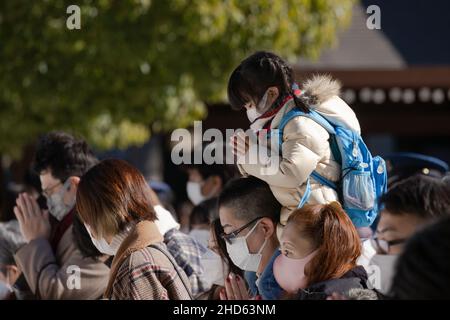 Tokyo, Japon.03rd janvier 2022.Les adorateurs prient pendant Hatsum?de au sanctuaire Meiji Jingu à Shibuya.Hatsum?de est la tradition japonaise de visiter un sanctuaire ou un temple pour la première fois dans le nouvel an.À cette occasion, les gens prient pour la bonne fortune et la santé dans l'année à venir.(Photo de Stanislav Kogiku/SOPA Images/Sipa USA) crédit: SIPA USA/Alay Live News Banque D'Images