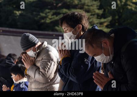 Tokyo, Japon.03rd janvier 2022.Les adorateurs prient pendant Hatsum?de au sanctuaire Meiji Jingu à Shibuya.Hatsum?de est la tradition japonaise de visiter un sanctuaire ou un temple pour la première fois dans le nouvel an.À cette occasion, les gens prient pour la bonne fortune et la santé dans l'année à venir.(Photo de Stanislav Kogiku/SOPA Images/Sipa USA) crédit: SIPA USA/Alay Live News Banque D'Images