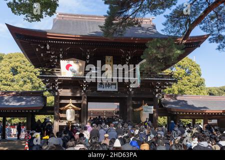 Tokyo, Japon.03rd janvier 2022.Les adorateurs sont vus pendant Hatsum?de au sanctuaire Meiji Jingu à Shibuya.Hatsum?de est la tradition japonaise de visiter un sanctuaire ou un temple pour la première fois dans le nouvel an.À cette occasion, les gens prient pour la bonne fortune et la santé dans l'année à venir.(Photo de Stanislav Kogiku/SOPA Images/Sipa USA) crédit: SIPA USA/Alay Live News Banque D'Images