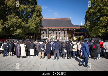 Tokyo, Japon.03rd janvier 2022.Les adorateurs prient devant la salle principale du sanctuaire Meiji Jingu pendant Hatsum?de à Shibuya.Hatsum?de est la tradition japonaise de visiter un sanctuaire ou un temple pour la première fois dans le nouvel an.À cette occasion, les gens prient pour la bonne fortune et la santé dans l'année à venir.(Photo de Stanislav Kogiku/SOPA Images/Sipa USA) crédit: SIPA USA/Alay Live News Banque D'Images