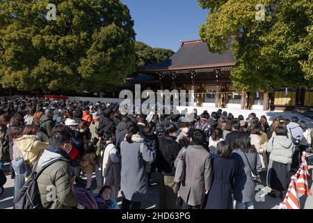 Tokyo, Japon.03rd janvier 2022.Les adorateurs prient devant la salle principale du sanctuaire Meiji Jingu pendant Hatsum?de à Shibuya.Hatsum?de est la tradition japonaise de visiter un sanctuaire ou un temple pour la première fois dans le nouvel an.À cette occasion, les gens prient pour la bonne fortune et la santé dans l'année à venir.(Photo de Stanislav Kogiku/SOPA Images/Sipa USA) crédit: SIPA USA/Alay Live News Banque D'Images