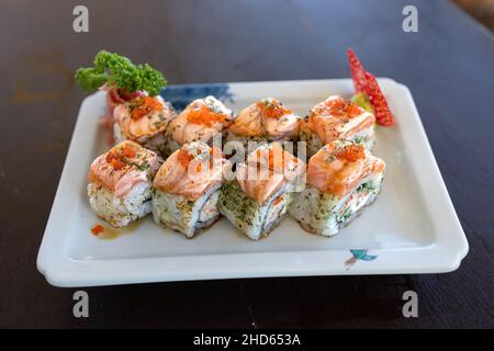 Cuisine japonaise populaire Salmon california Roll au restaurant Banque D'Images
