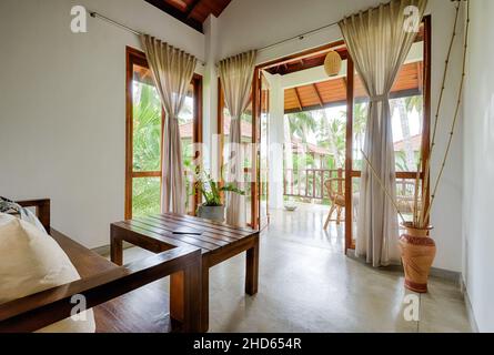 Tangalle, Sri Lanka - 1 novembre 2017 : hôtel ou maison résidentielle dans un jardin tropical, chambre avec terrasse, fenêtres, meubles et vue sur les palmiers.Appartement Inte Banque D'Images