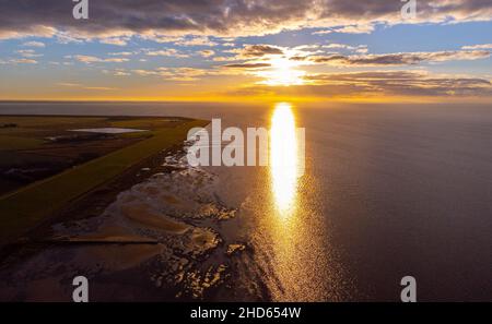 Coucher de soleil sur la mer des Wadden sur la côte de la Frise du Nord Banque D'Images